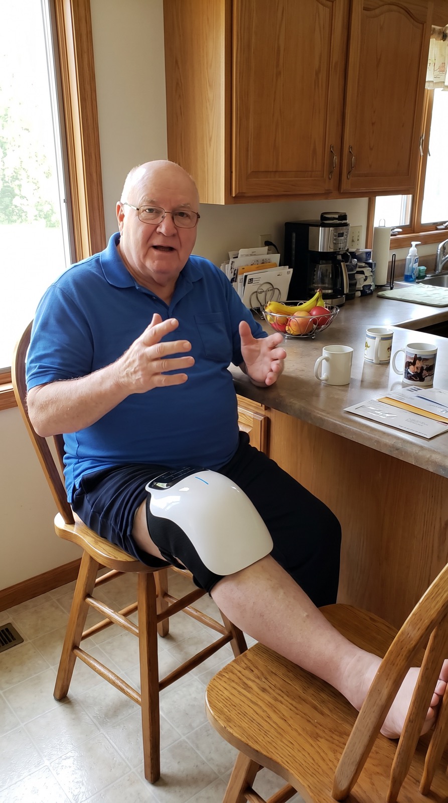 Verified buyer wearing the cordless RedGlow knee wrap